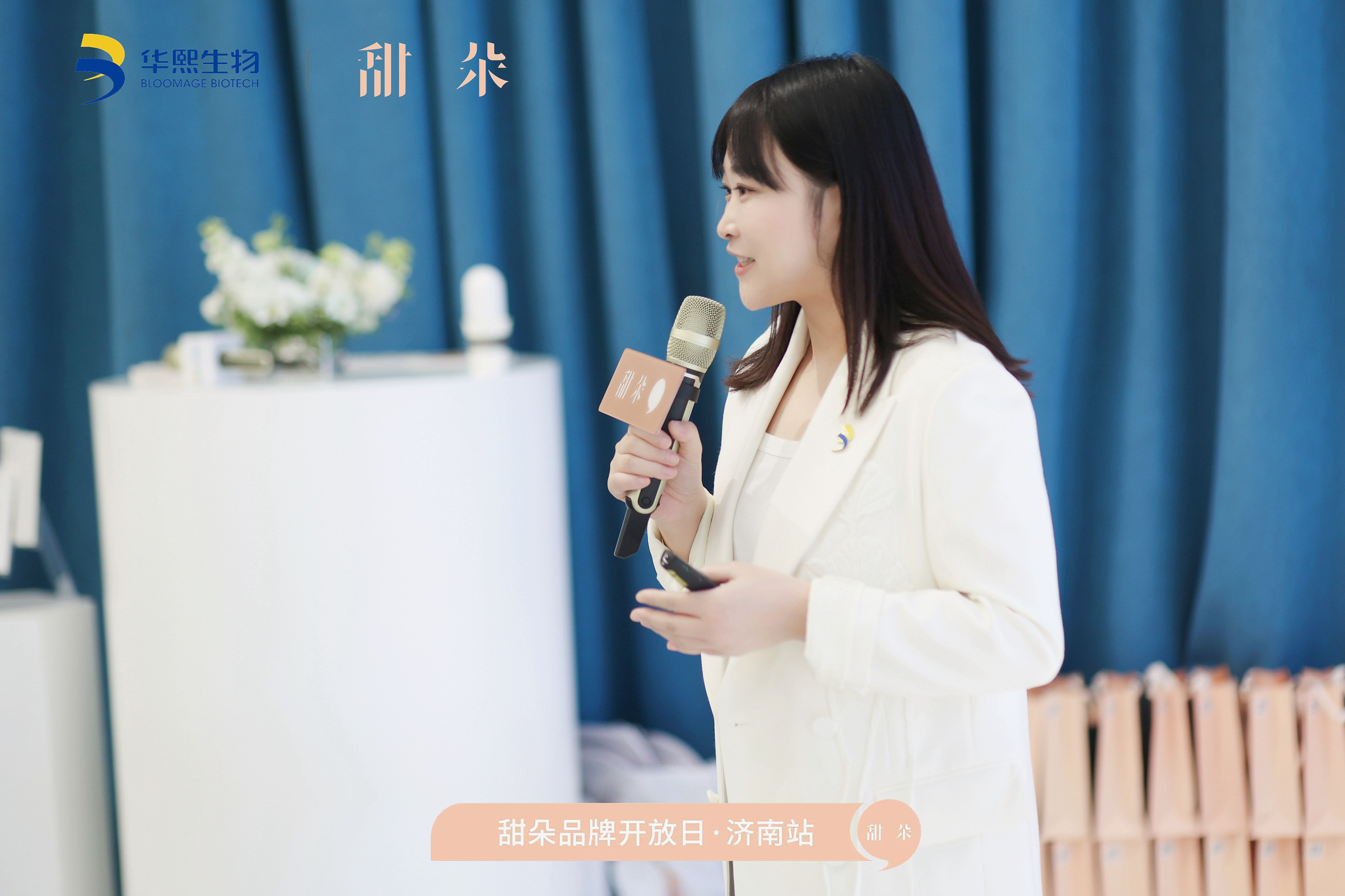 圖說-品牌負責人菜菜開放日活動現場向合作伙伴介紹「甜朵」.jpg