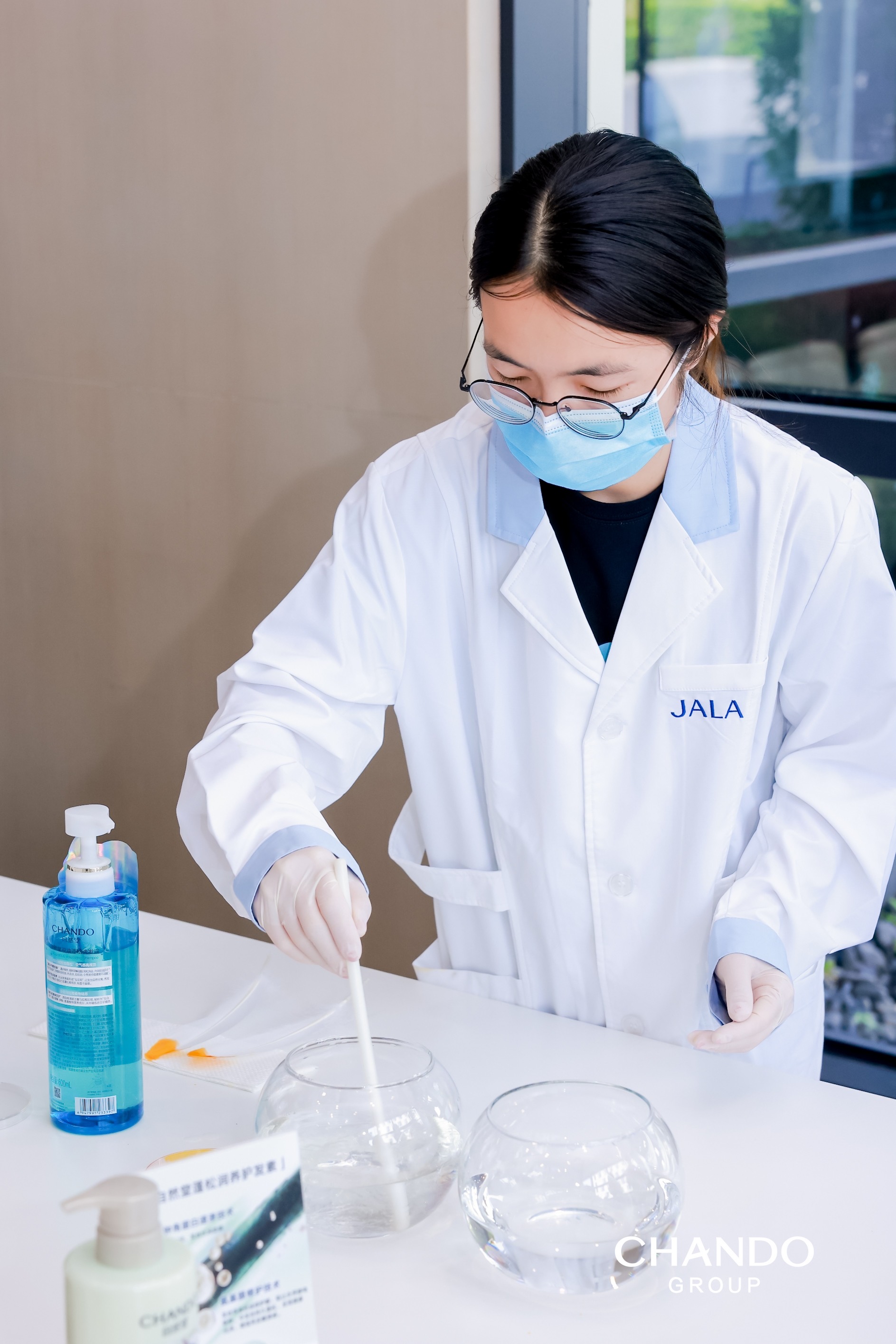 研發專家現場展示控油技術.jpg