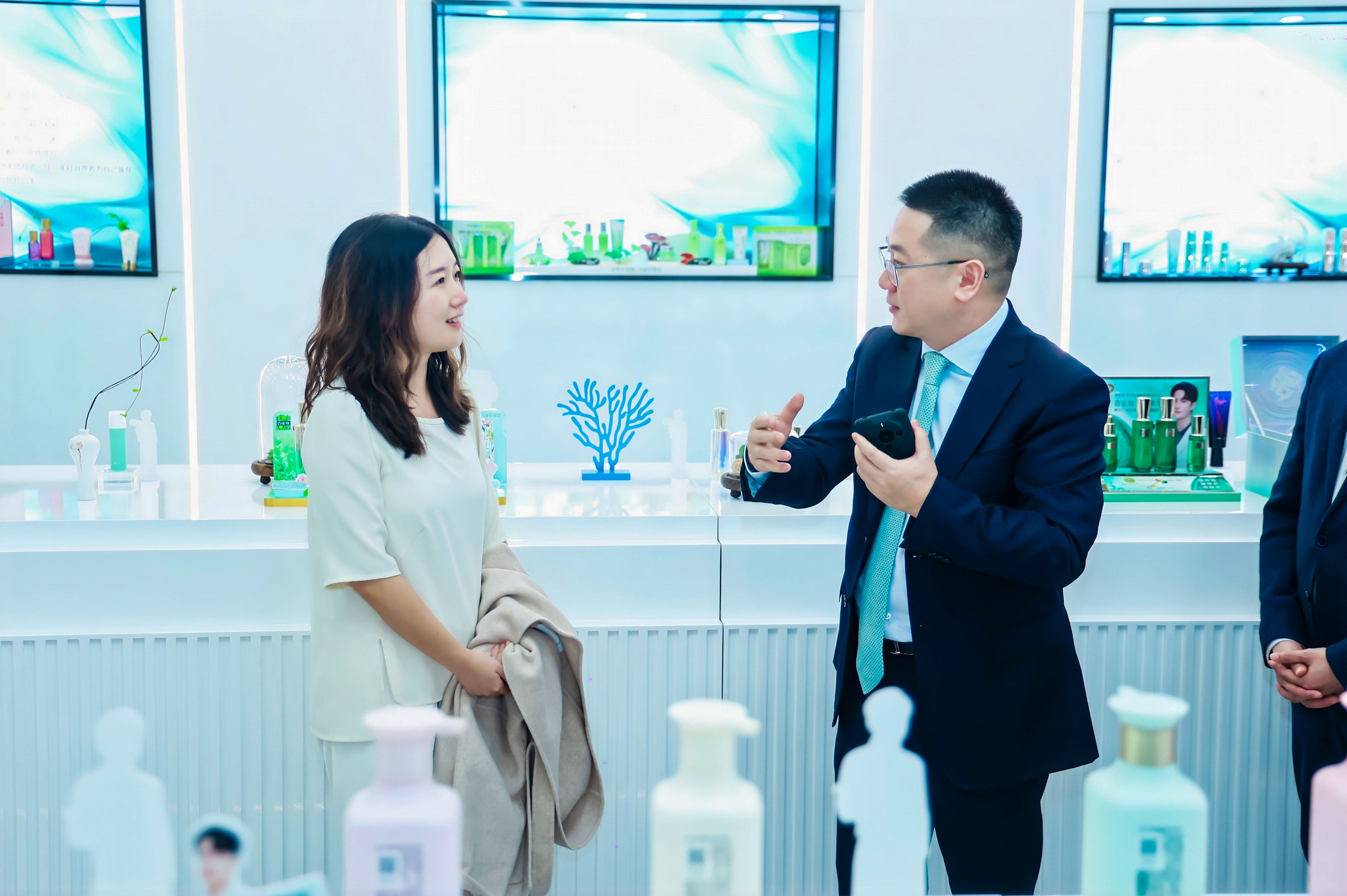 百雀羚集團CEO苗耀楊與恩和生物CEO崔好 親切交流.jpg
